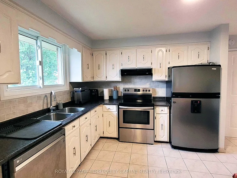 16 Mayfair Ct — Photo 7