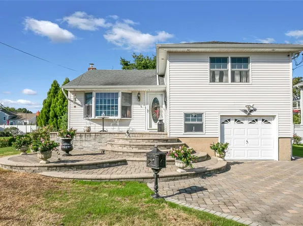374 Violet Street, Massapequa Park, NY 11762