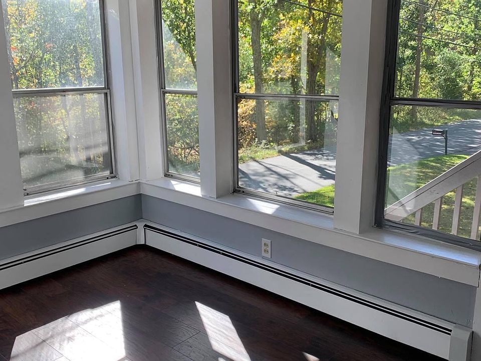 Sun porch or foyer or breakfast nook area