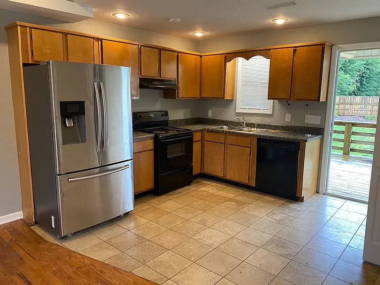 704 Francis St E — Photo 3