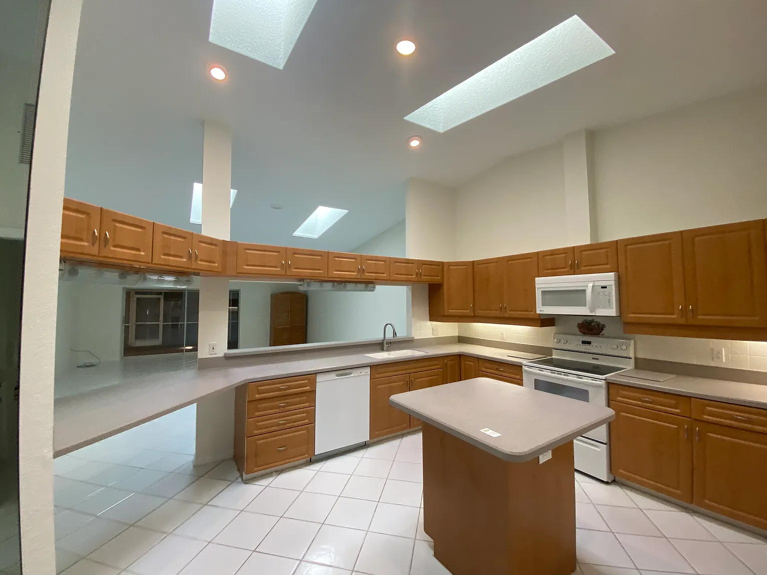 3 bed, 2.5 bath, 2004 sqft, $2,100 — Photo 4