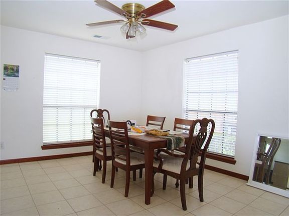 Huge dining room w/tile!