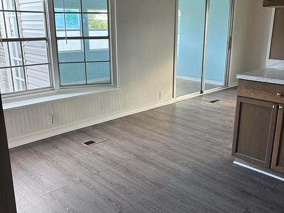 5th image of 1085 Wren Cir
