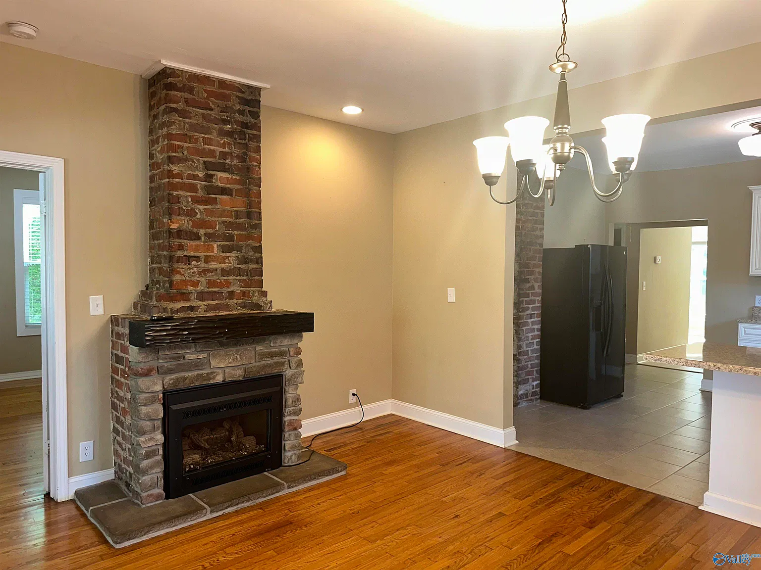 3 bed, 1.0 bath, 1403 sqft, $1,850 — Photo 3