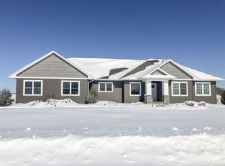 4112 Wild Horse Dr, Cedar Falls, IA 50613