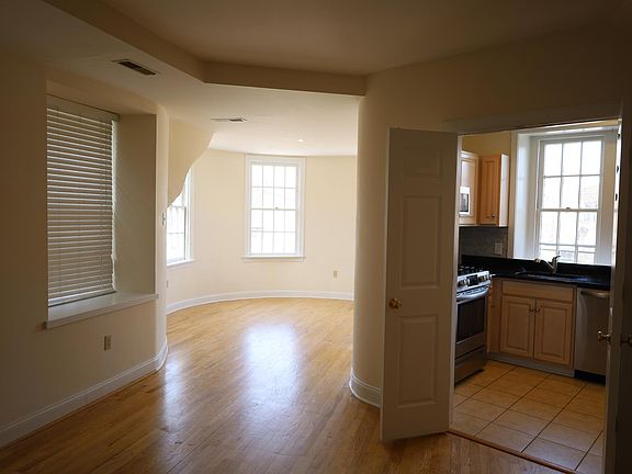 5th image of 10 W Abington Ave
