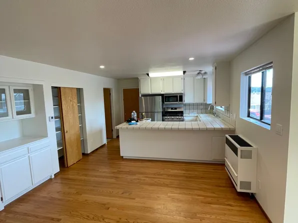 1081 Eastman Ln, Petaluma, CA 94952