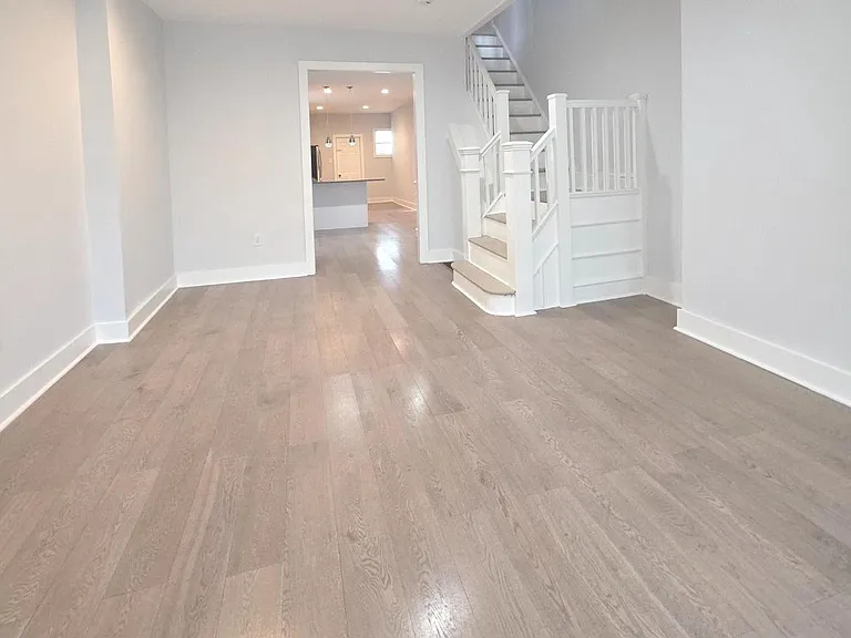5515 Catharine St — Photo 2
