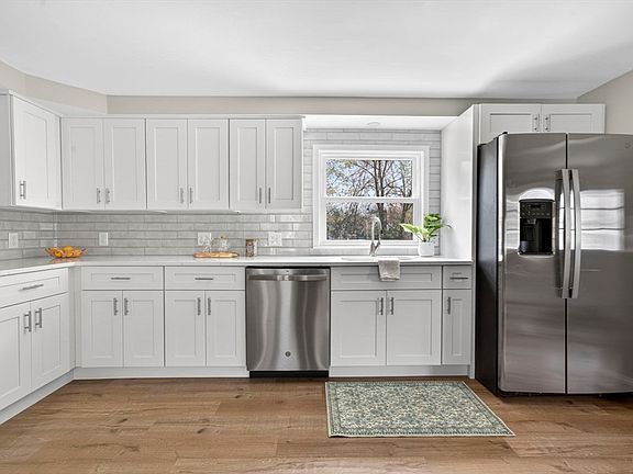 3rd image of 10 Oak Pond Ave