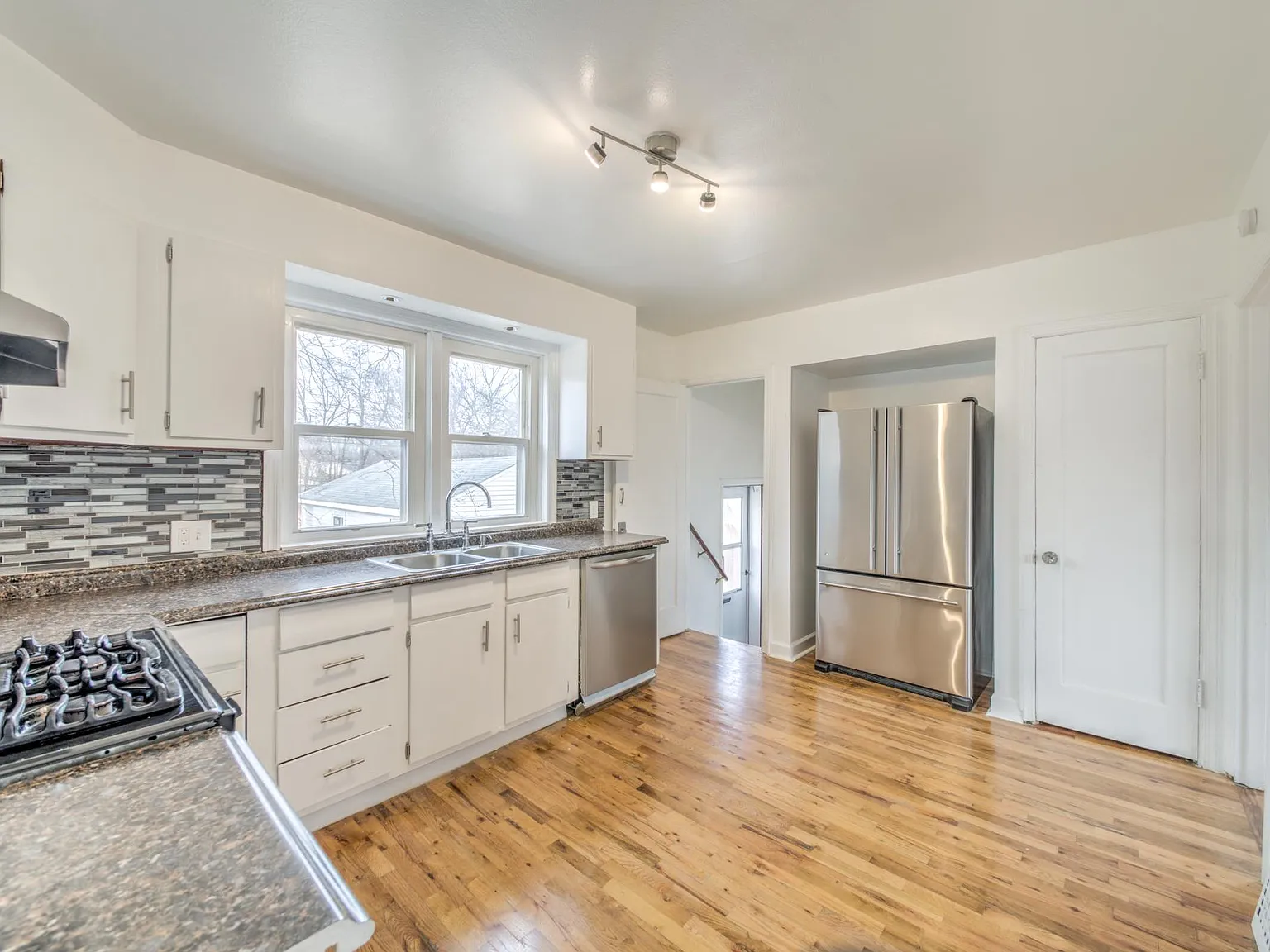 2 bed, 897 sqft, $1,750 — Photo 3