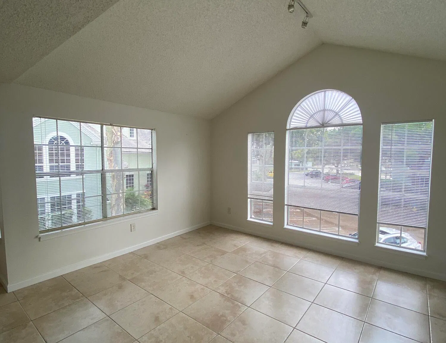 2 bed, 2.0 bath, 948 sqft, $2,450 — Photo 3