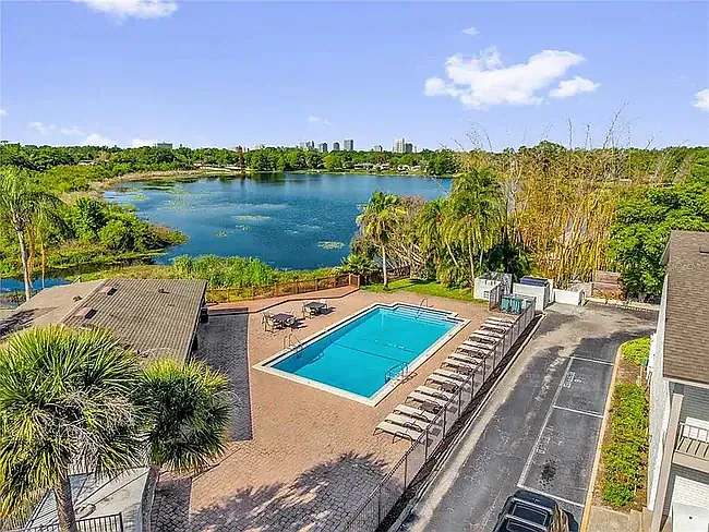 2912 Plaza Terrace Dr — Photo 2
