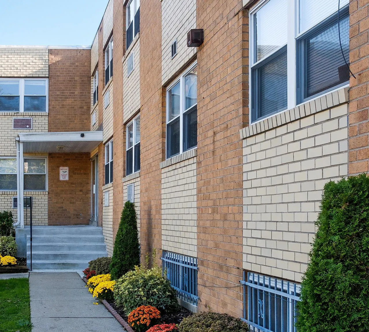 West Walnut Lane Apartments — Photo 3