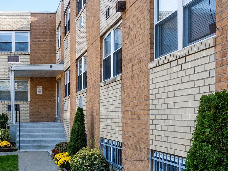 West Walnut Lane Apartments — Photo 3