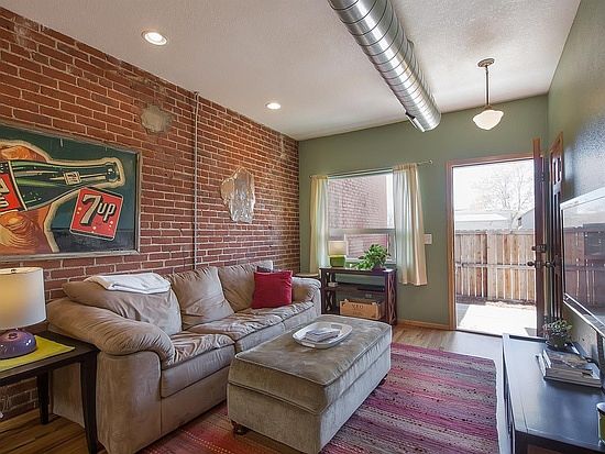 1st image of 206 Galapago St