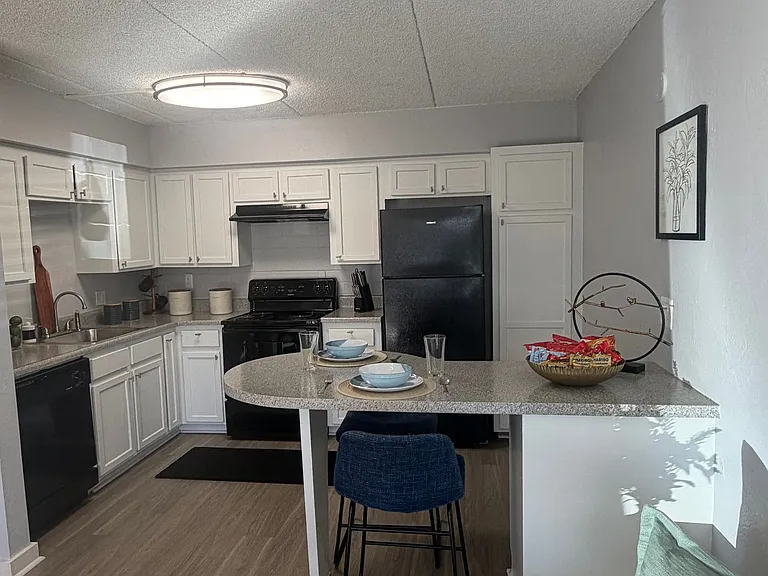 Waters Edge Apartments — Photo 45