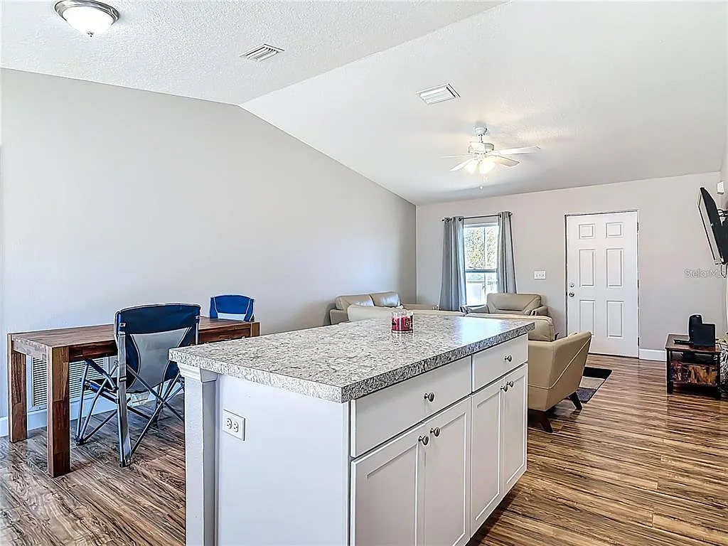 3 bed, 2.0 bath, 1159 sqft, $2,500 — Photo 4