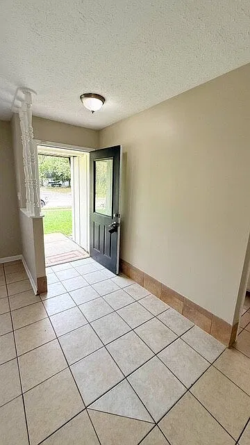 3 bed, 1.5 bath, 1328 sqft, $1,625 — Photo 3