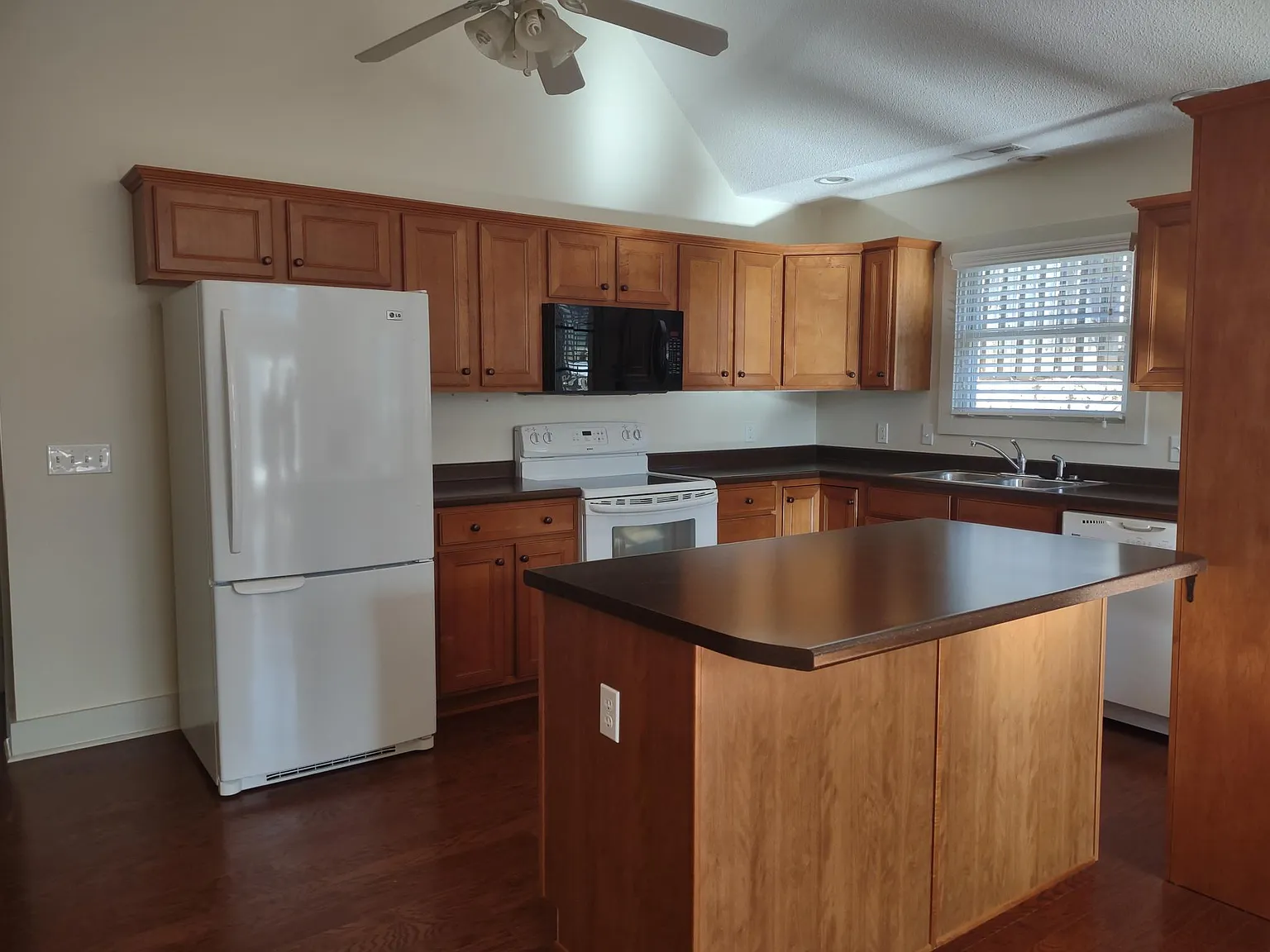 2 bed, $2,200 — Photo 4