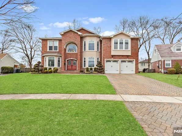 221 Beech Dr N, River Edge, NJ 07661