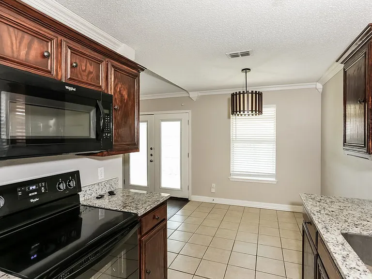 902 Beaufort Ct — Photo 8