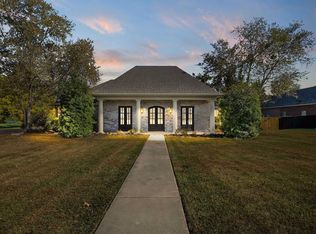 135 Merlot Dr, Lake Charles, LA 70611