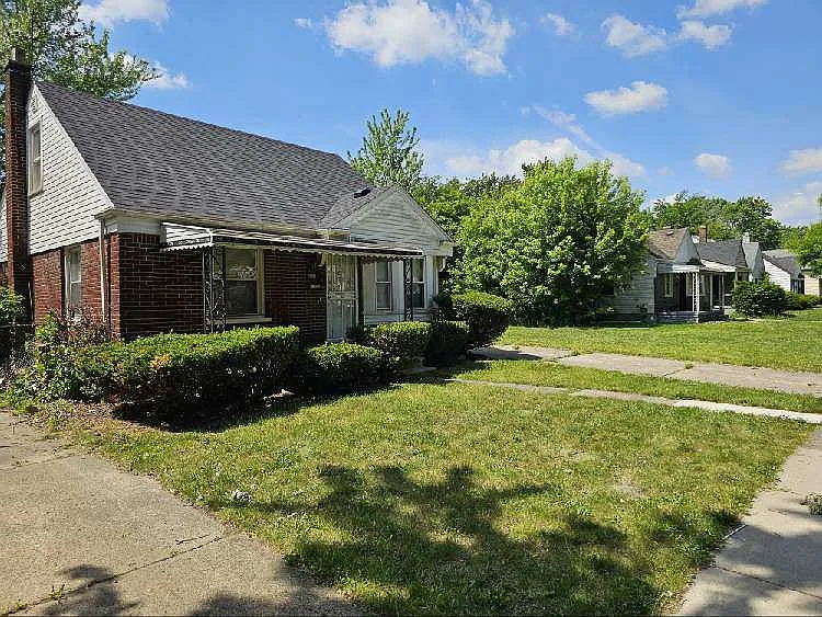 House - Bungalow — Photo 2