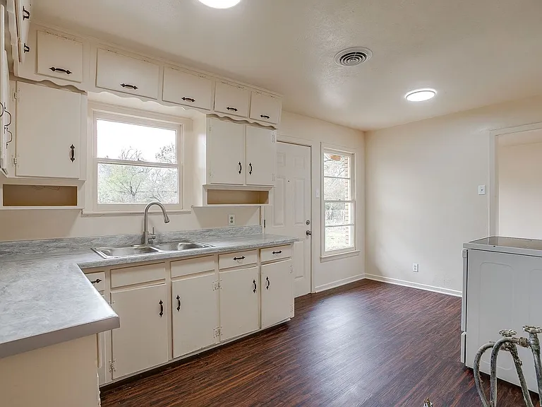 4315 Mackey Dr — Photo 10