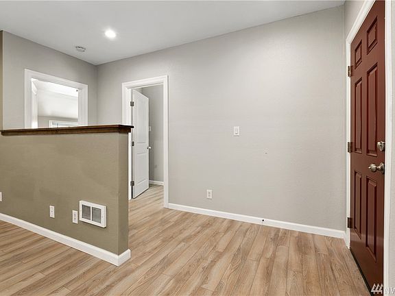 5th image of 209 Orchard Ave N