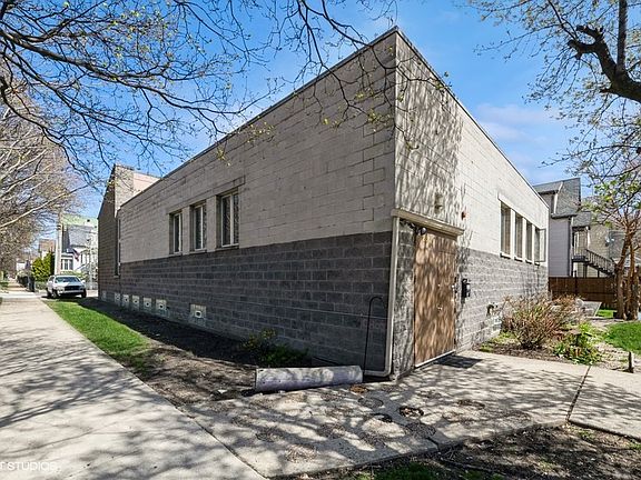 3rd image of 2156 W Wellington Ave