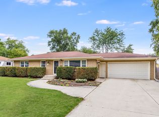 568 E 2nd St, Lockport, IL 60441
