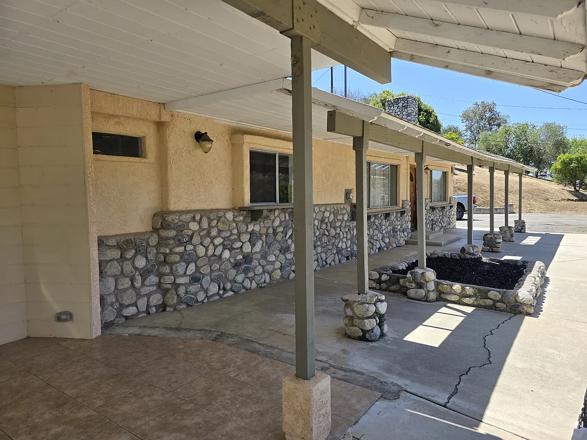 Building Photo - La Canada Rd