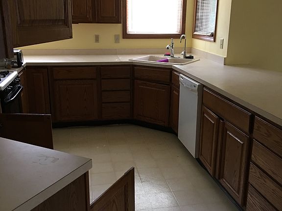 3rd image of 706 Nelson Ct