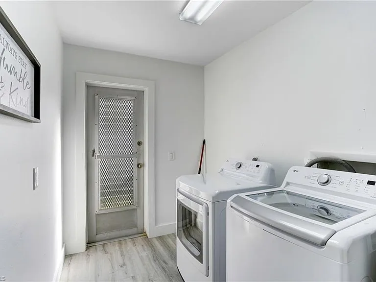 10842 Vanderbilt Dr — Photo 24