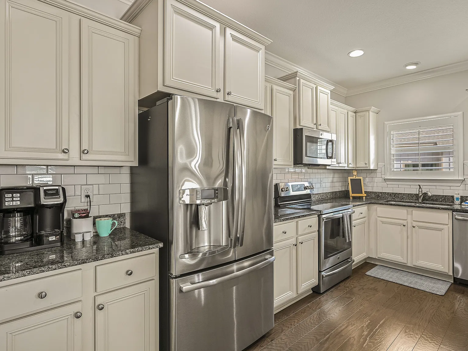 3 bed, 1896 sqft, $4,088 — Photo 2