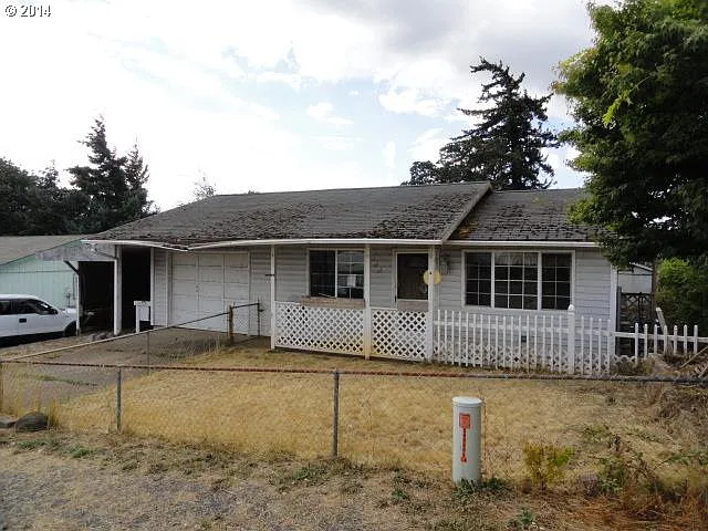 731 NW Willamina Dr photo 1