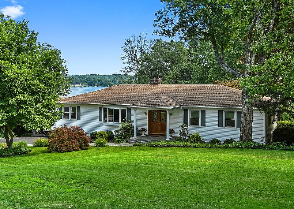 1st image of 28 Seven Oaks Ln