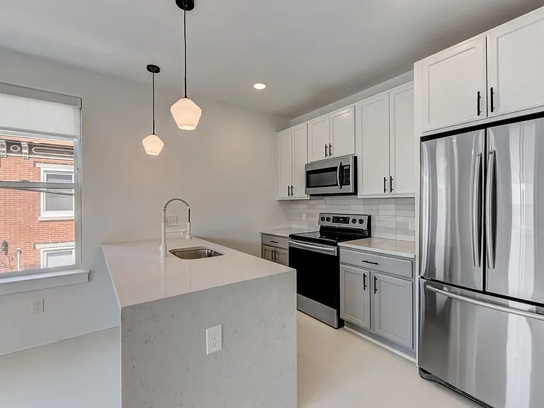 2046 N Front St — Photo 28