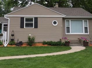 4415 Grover St, Omaha, NE 68105