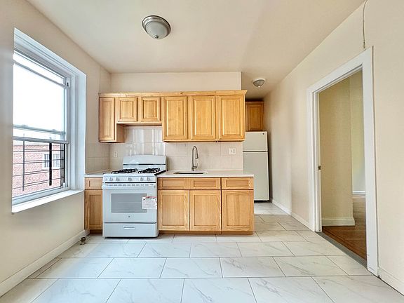 4th image of 3620 Parsons Blvd APT 3F
