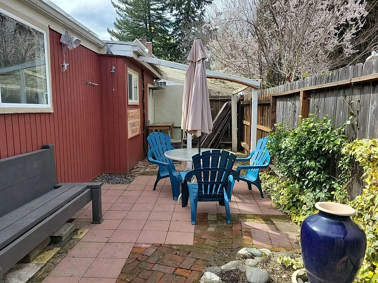 225 E C St — Photo 2