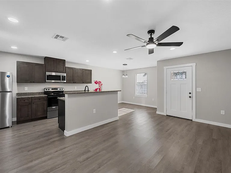 405 Hogan Ln #A & B — Photo 4
