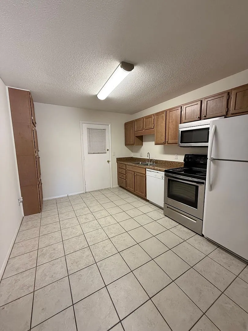 New Listing! — Photo 3