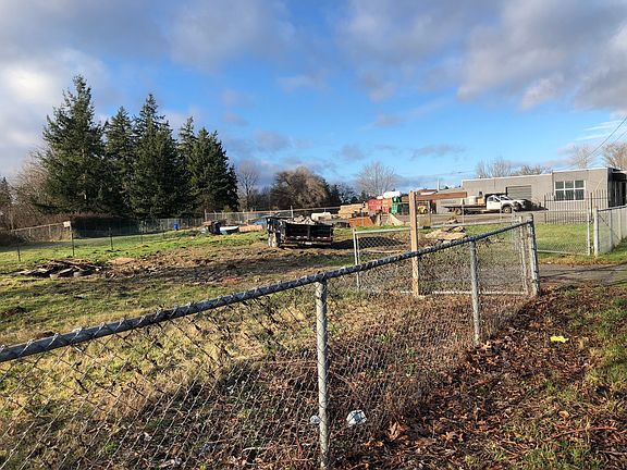 5th image of 5020 E Portland Ave