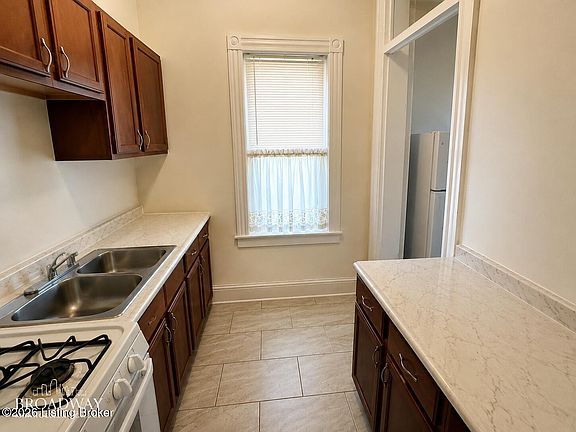4th image of 409 Fountain Ct