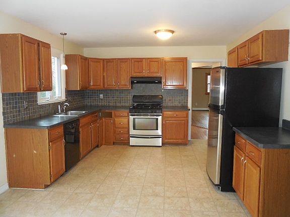 3rd image of 3 Laurel Oak Ln