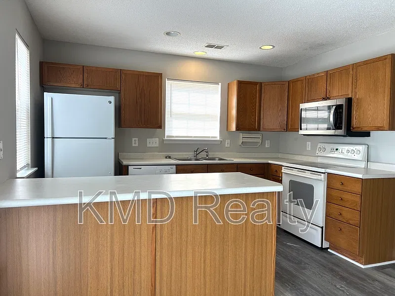 3 bed, 2.0 bath, $1,595 — Photo 2