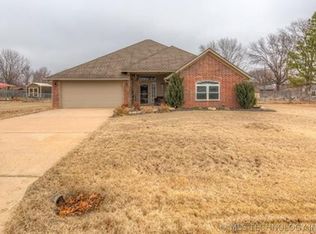 9355 E Maple Ln, Claremore, OK 74019