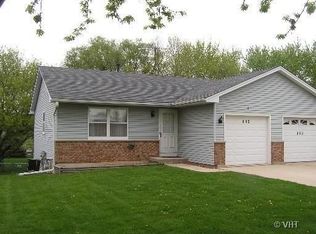 952 W Spring St, South Elgin, IL 60177