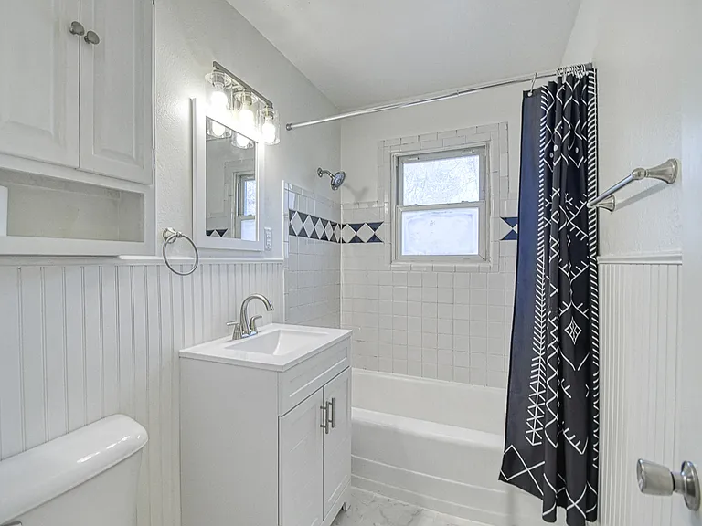 1117 Grover Ln — Photo 17